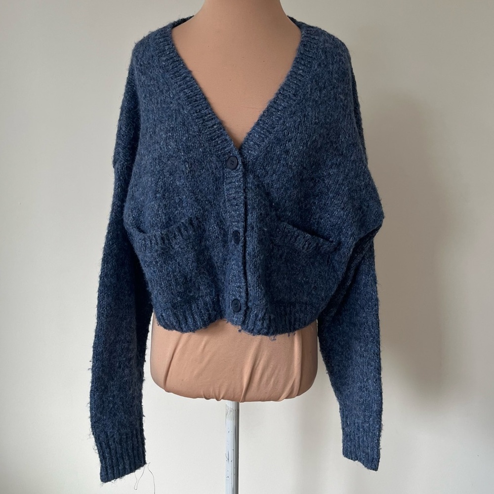 525 V-Neck Blue Chunky Knit Cropped Long Sleeve Cardigan Sweater EUC Size M